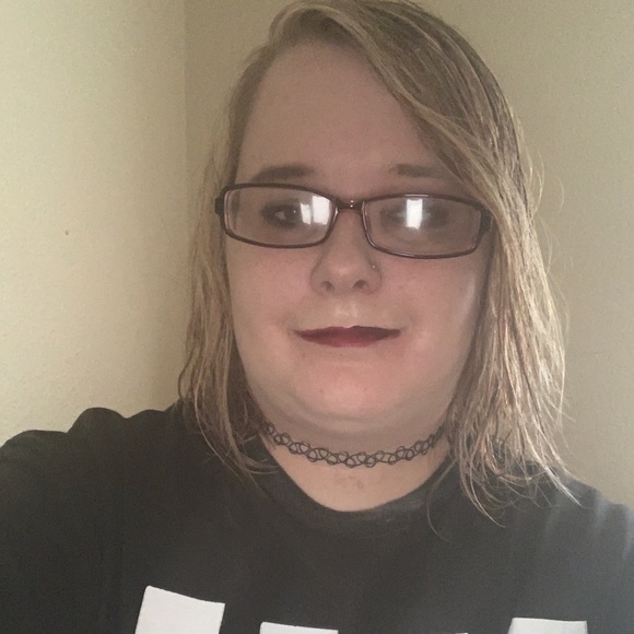 Meet your Posher, Caitłin - Picture 2 of 2